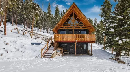 Beautiful 4Bd Chalet w Hot Tub & Mtn Views