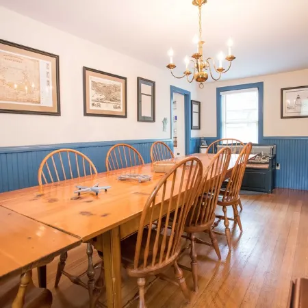 Ten Min. Walk to Main St. Perfect for Families/Groups. Gorgeous Enclosed Yard.