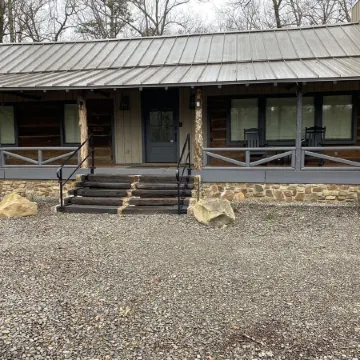 Modern cabin on beautiful Lake Greeson 45 minutes from Hot Springs!