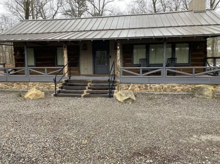 Modern cabin on beautiful Lake Greeson 45 minutes from Hot Springs!