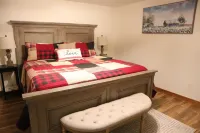 Private 1 acre in Arts & Craft District. Hot Tub. Games. Family Friendly!