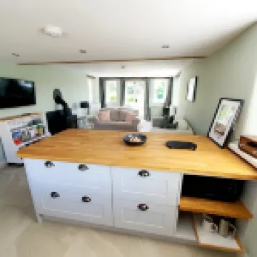 Peaceful cottage nr Ludlow & Leominster, newly renovated, large garden & orchard Hotels in Leominster