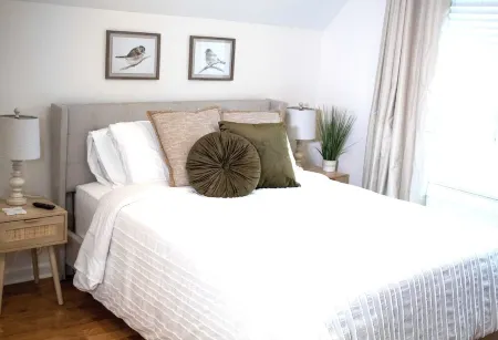 The LawCo Loft - In the heart of Lawrenceburg, TN2 Bedroom/1Bathroom Отели в г. Лоренсберг