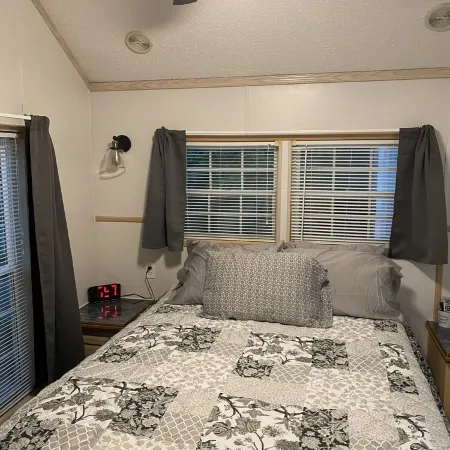 One bedroom cabin in Highlands, NC on a creek close to everything!
