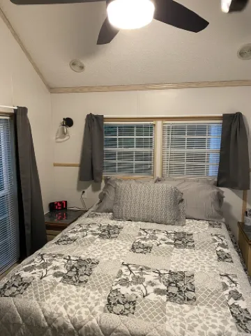 One bedroom cabin in Highlands, NC on a creek close to everything!