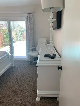 Private Entrance King Suite Отели в г. Бейкерсфилд