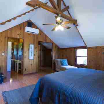 Charming Downtown Home with Wine Nearby. Pet Friendly!! Rooms