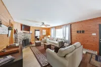 Cozy Vacation Retreat at Lake Harmony