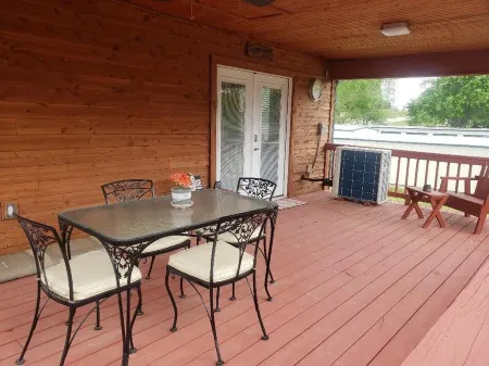 Cute One Room Upstairs Loft just minutes from Bull Shoals Lake & the White River