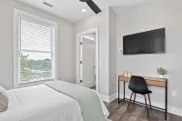 Modern condo - DT Fuquay - Free Parking - walk to restaurants, coffee, breweries