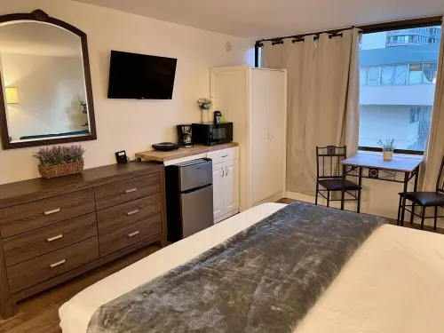 Cozy condo at Hawaiian monarch- free parking, no resort fee, near beaches, shop