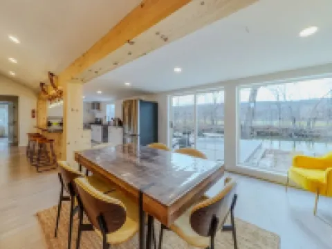Brand New House with Huge patio overlooks Esopus Creek at Lake Katrine アルスターのホテル