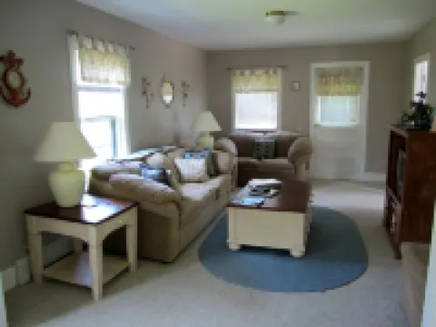 Quaint Bungalow Minutes From Downtown, Harbor, Shops