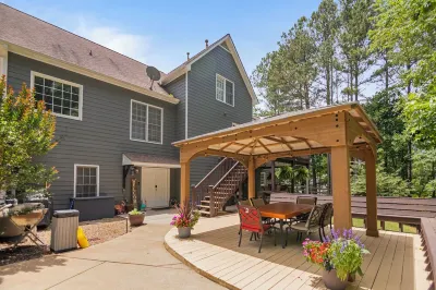 Cozy Private Basement w/ Pool & Workout