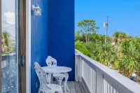 Townhome 5 Minutes Walk to the Beach & Free Golf Cart. Fenced Backyard.