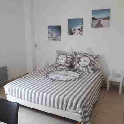 3mn walk from the beach, VILLA 5 bdrms in private residence between SEA and POND Rooms