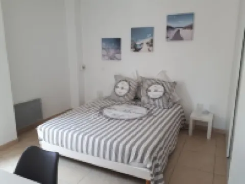 3mn walk from the beach, VILLA 5 bdrms in private residence between SEA and POND Hotels in Frontignan