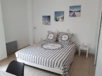 3mn walk from the beach, VILLA 5 bdrms in private residence between SEA and POND Hotels in Frontignan