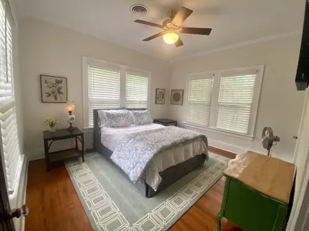 Cottage near Downtown Center Point, 10 min to Kerrville & Comfort, pet-friendly