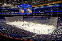 Centrally located St. Louis and Arch view. Complimentary water,wine & breakfast