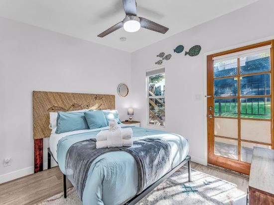Hidden Hilltop Manor, Chic 3BD w/ Outdoor Oasis and parking, Centrally located
