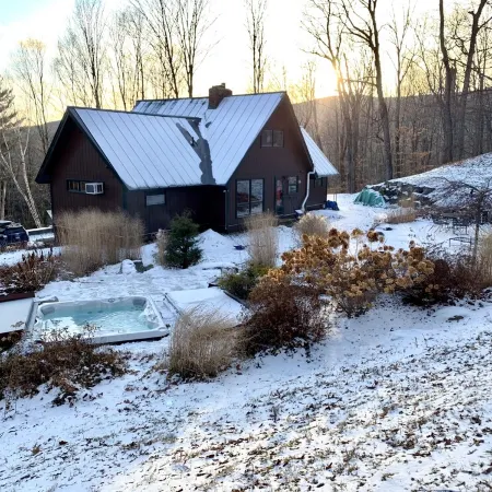 CHARMING FAMILY CHALET w/ Great Location, Outdoor Hot tub on Edson Hill