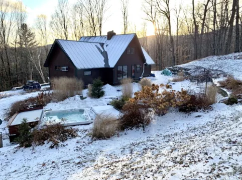 CHARMING FAMILY CHALET w/ Great Location, Outdoor Hot tub on Edson Hill