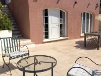 Air-conditioned apartment with large terrace on property with swimming pool