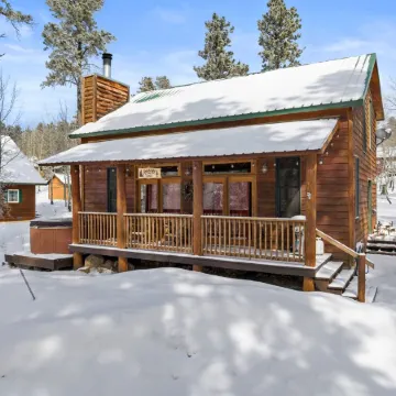 Shangri Lodge-Terry Peak Cabin with Hot Tub