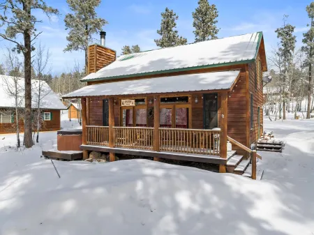 Shangri Lodge-Terry Peak Cabin with Hot Tub