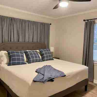The Quail's Nest! Convenient to downtown, quiet and fully remodeled! Rooms