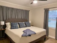 The Quail's Nest! Convenient to downtown, quiet and fully remodeled! Hotels near The Big Oak