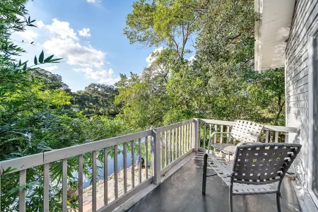 ⤜Spacious Urban RiverEdge Loft With Soaking Tub⤛