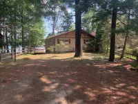 70's-80's Vintage Cottage on Round Lake Hotel dekat Timber Creek Gift Shop