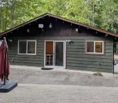 “The Lookout Lodge” Lake Sutherland house with private hot tub Hotels near Madison Creek Falls