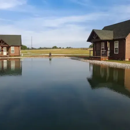 Cabin D by the Pond - King bed - Swimming Pool