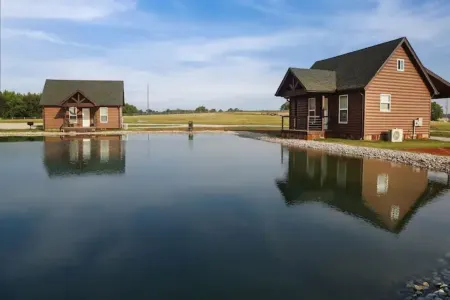 Cabin B by the Pond - King Bed - Swimming Pool