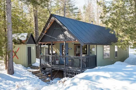 Sugarloaf camp - ski/ outdoors rustic retreat