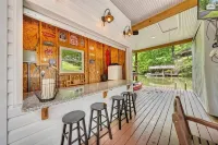 Lakefront LUXURY- Lg covered dock, HOT TUB, fire pit, kayaks + 2 game rms