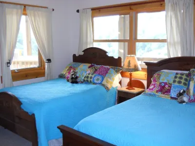 Starry Nights Lodge, Beautiful Views, Hot Tub, Firepit, 15 mins from Boone Elk Knob State Park附近的飯店