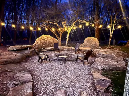 Blue Jay's Nest-  Private Fern Mountain home. Minutes to ski resorts and Parks.