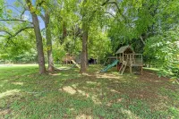 The Gathering House , large pool retreat for families, friends & pre-bridal fun