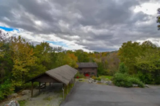 Cabin 114, Luxury 6 bedroom, 3 bath cabin minutes from Downtown Lexington!