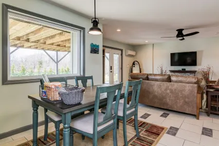 Pets welcomed, fully fenced in yard. Beautiful 1BR suite w full kitchen, WI-FI