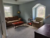 Three-story Canadian Lighthouse Hotel di Fryeburg