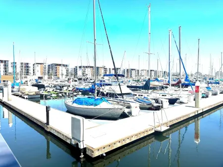 Beautiful and spacious 2 bedroom escape minutes from the Marina. Отели рядом с достопримечательностью «Fisherman's Village»