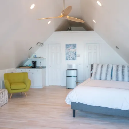 Hamptons Waterfront Suite | Private Hot Tub | Winter Escape | Adults Only Отели рядом с достопримечательностью «Аквапарк Сплиш-Сплэш»