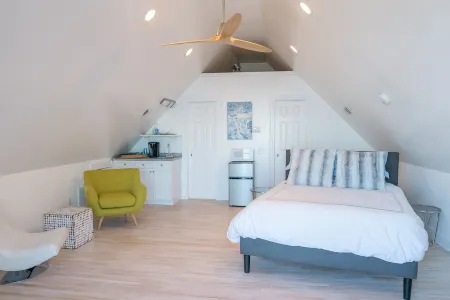 Hamptons Waterfront Escape/ Hot Tub & Resort Style