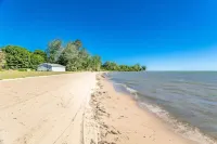 Lakefront Beach House: Serene Getaway