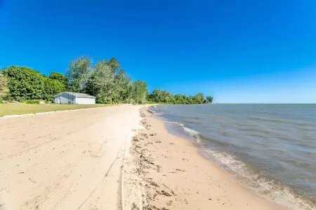 Lakefront Beach House: Serene Getaway